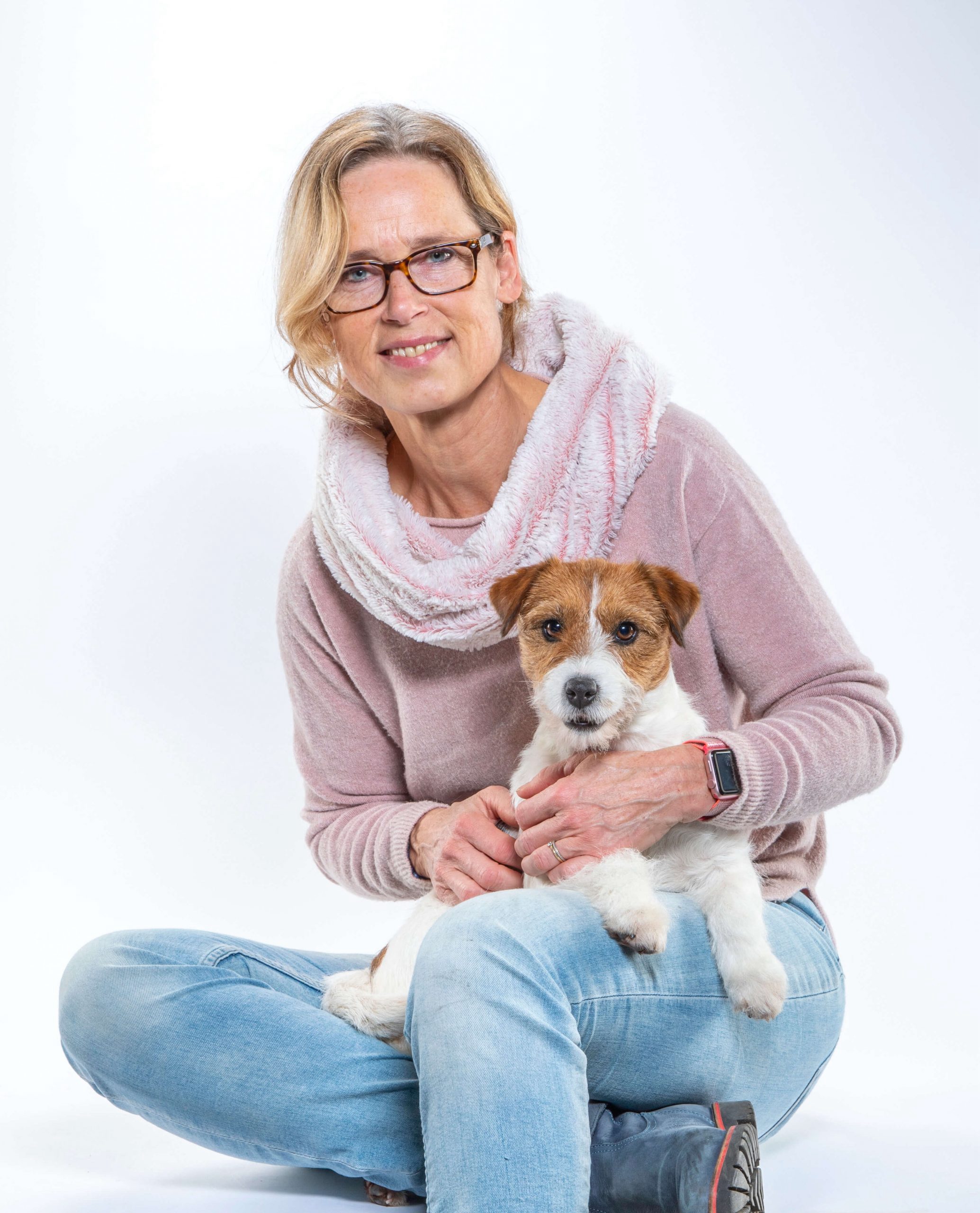 Angela van Hoogstraten met een van haar honden